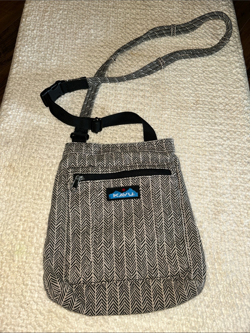 Kavu Black & Beige Herringbone Crossbody Sling